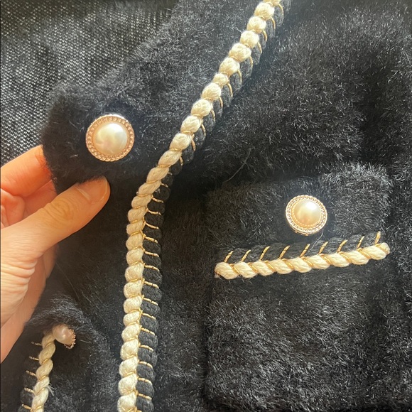 Elegant Black and White Thick Cardigan - Picture 7 of 9